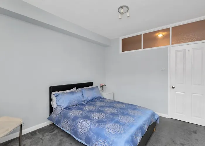 Entire Flat In Heart Of Chelsea Hosted By Zahra